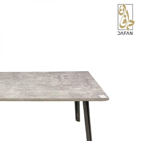 سطح طاولة طعام خشب يبرز عروق الخشب الطبيعي وتقفيل الحواف الاحترافي لدا