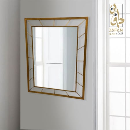 مرآة حائط ذهبية مستطيلة تبرز استقامة الإطار الذهبي ولمعان الستيل الفاخ
