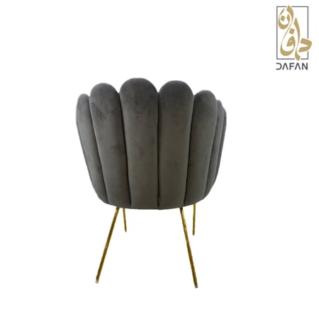 كرسي مخمل مفرد رمادي غامق بتصميم صدفة أو قوقعة وأرجل معدنية ذهبية
