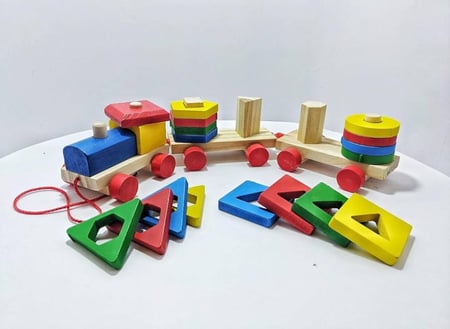 مكعبات تركيب على شكل قطار خشبي