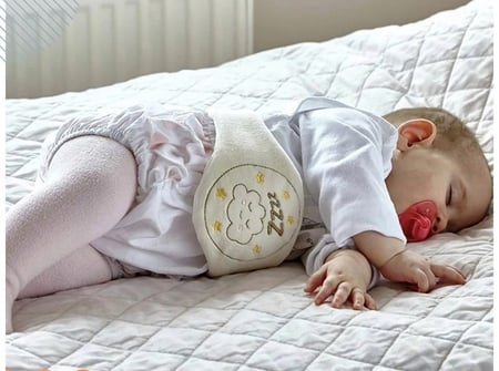 استخدام حزام مواليد على بطن الطفل لتهدئة آلام المغص