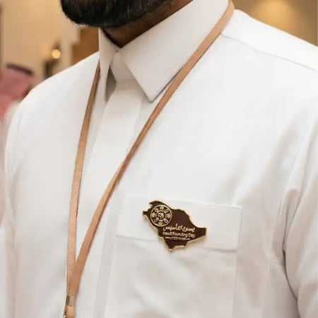 بروش يوم التأسيس السعودي معدني بني غامق