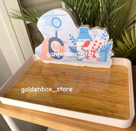 صينية توزيعات فارغة مع خلفية فلين