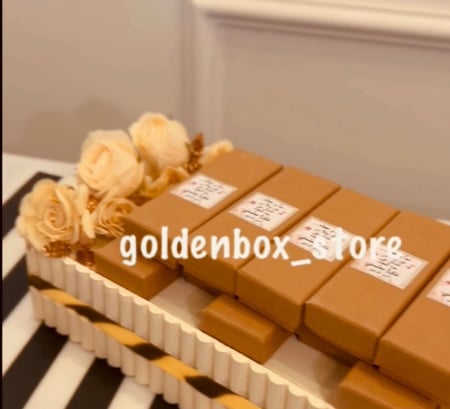 ستاند خشبي فارغ مع الورد