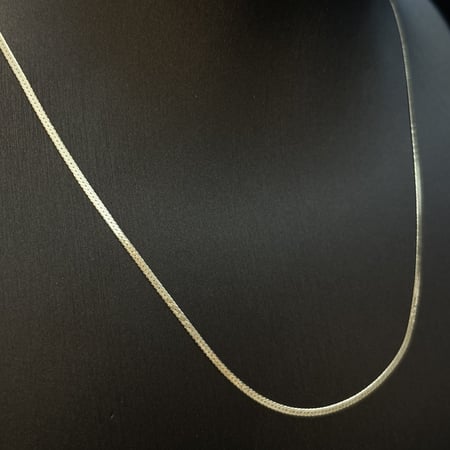 عقد (سلسال)فلات ناعم الحجم الصغير عيار 18.يتوفر بعدة اطوال. العرض التقريبي 1 ملم.