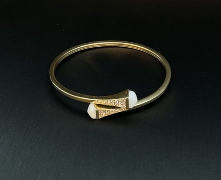 سوار عيار 18. المقاس 16. لون الفص ابيض. اجمالي الوزن 7 جرام.