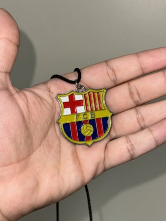 تعليقة لامعة مصنوعة بدقة تحمل شعار نادي برشلونة بتفاصيله الرائعة