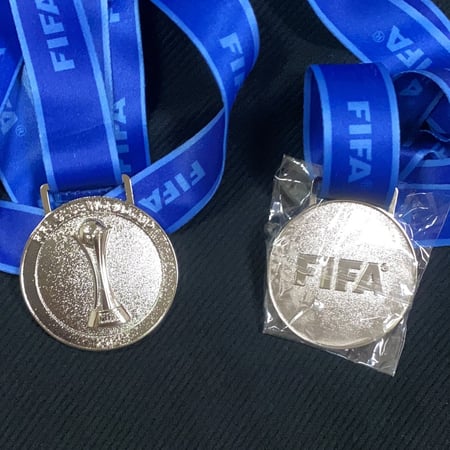 يحتوي بكج الهلال على ميدالية وتعليقة وميدالية مفتاح بشعار النادي