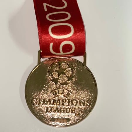 احتفظ بجزء من المجد الكروي مع ميدالية برشلونة الاستثنائية