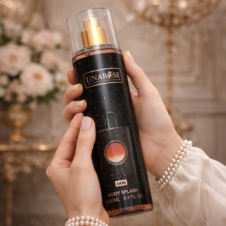 لينا روز معطر جسم 001 - 250 مل نسائي معطر جسم مستوحى من العطر الشهير "بلاك أوبيوم". يتميز برائحة غنية ودافئة، تجمع بين النغمات الحلوة من الفانيليا والزهور البيضاء مع لمسة من القهوة والتوابل.