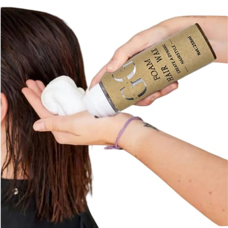 رغوة مثبت شعر من جولدن جروب يعمل بخاخ الشعر الرغوي  من جولدن جروب على تحسين ملمس الشعر ومظهره ومرونته، مع تقليل الاحتكاك بين خيوط الشعر لسهولة التمشيط. يساعد على إصلاح وتقوية الشعر، مما يقلل من حدوث تقصف الأطراف. يأتي بسعة 285 مل.