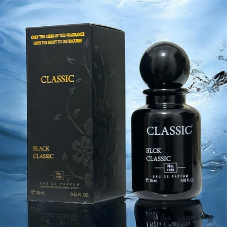 عطر  كلاسك بلاك عطر مناسب للجنسين 25 مل تتمازج نفحات خشب الغاياك الدافئة مع الياسمين الناعم والباتشولي العميق، مما يخلق توازنًا رائعًا بين النفحات الخشبية والزهرية.