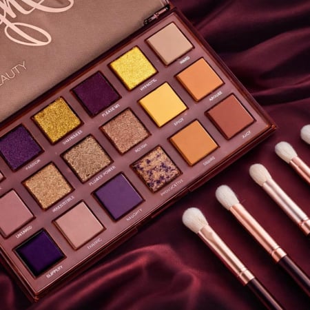 ظل عيون نود من دلال روز B باليت ظل العيون باشباع لون قوي تظليل بالوان طبيعية متنوعة مطفاة وبراقة تدوم طويلا وقابلة للمزج بكل سهولة