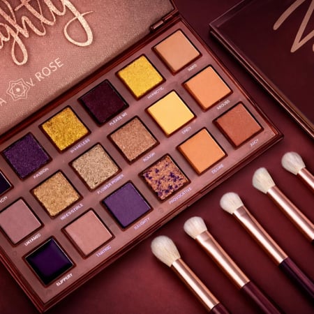 ظل عيون نود من دلال روز B باليت ظل العيون باشباع لون قوي تظليل بالوان طبيعية متنوعة مطفاة وبراقة تدوم طويلا وقابلة للمزج بكل سهولة