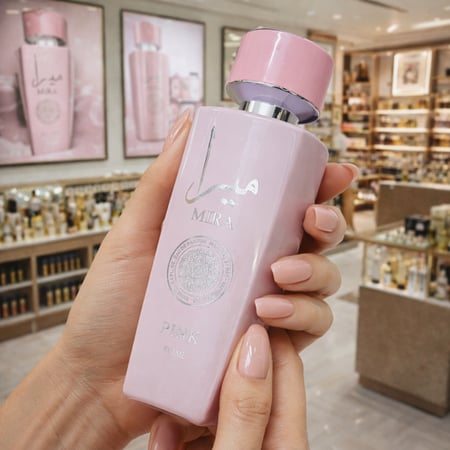 ميرا بينك – لمسة أنثوية ناعمة تأسر الحواس  100 ملي عطر أنيق يجمع بين الرقة والجاذبية في زجاجة واحدة، مصمم ليمنحك حضوراً مميزاً وإحساساً بالانتعاش طوال اليوم. يتميز برائحته الناعمة التي تناسب الإطلالات اليومية والمناسبات الخاصة، ليكون خيارك المثالي لكل وقت