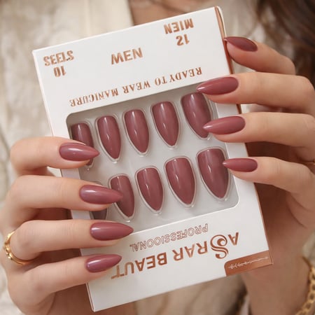 أظافر جاهزة بتصميم أنيق ولمسة لامعة تمنحك مظهرًا فخمًا خلال ثواني، سهلة التركيب وثابتة، ويجي معها لاصق خاص لثبات أقوى وإطلالة مرتبة وجذابة بدون عناء