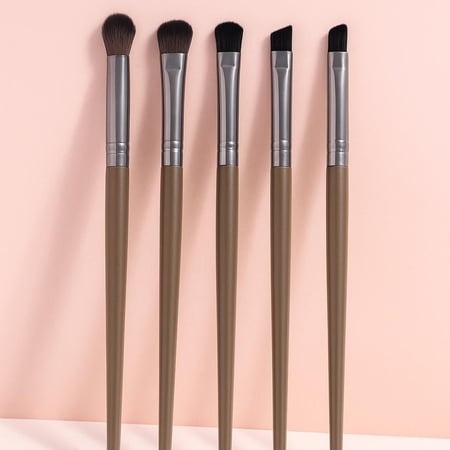 طقم فرش مكياج فرش مكياج احترافية من مكونات صناعية فاخرة لوضع الكونتور والكونسيلر وكريم الاساس ومزج بودرة الوجه وظلال العيون مثالية لوضع ومزج وتلوين المنتجات. سهلة ومريحة للاستخدام اليومي في المكياج.