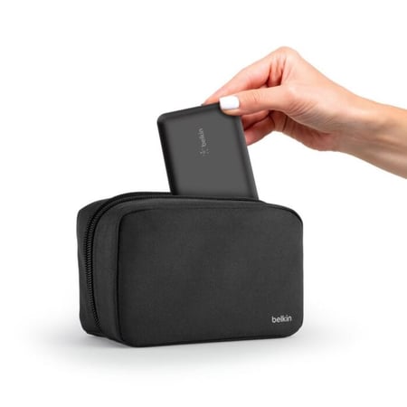 بيلكن - حقيبة السفر Power Bundle بطارية بسعة 10,000mAh وشاحن جداري بمنفذ USB-C بقوة 25W وكيبل USB-C to USB-C بطول 1م - اسود