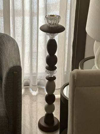 مبخرة أرضية بقاعدة خشبية أنيقة