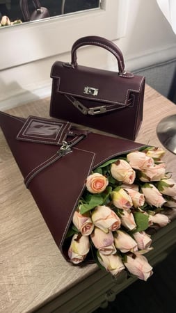 شنطة برغندي مع باقة ورد