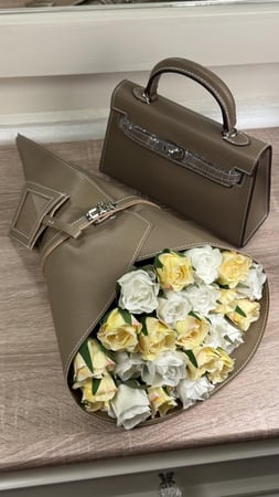 شنطة  بيج مع باقة ورد بيبي روز اصفر وسكري