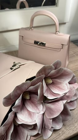 شنطة وردي مع باقة ورد