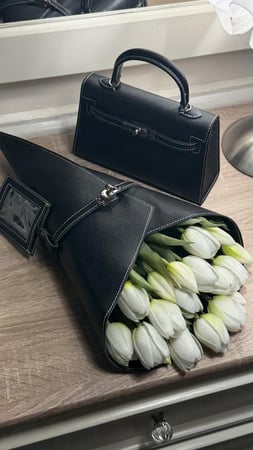 شنطة أسود مع باقة ورد