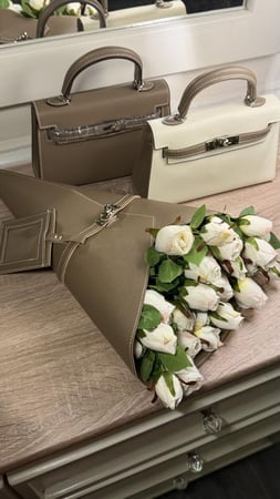 شنطة بيج مع باقة ورد