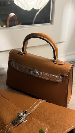 شنطة جملي مع باقة ورد