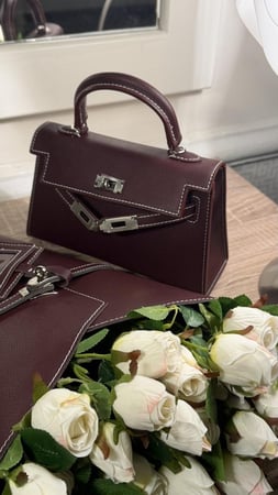 شنطة برغندي مع باقة ورد