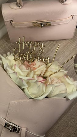 عبارة happy birthday مع شمعتين بألوان مختلفه