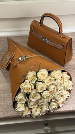 شنطة جملي مع باقة ورد بيبي روز سكري