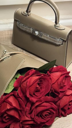 شنطة بيج مع باقة ورد جوري كبير