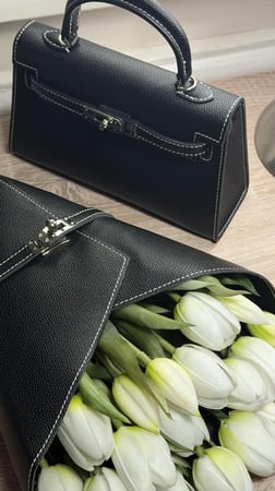 شنطة أسود مع باقة ورد