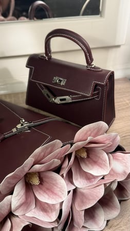 شنطة برغندي مع باقة ورد