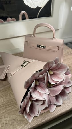 شنطة وردي مع باقة ورد