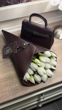 شنطة برغندي مع باقة ورد