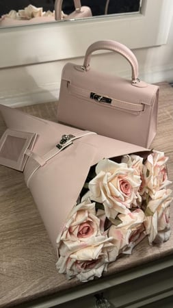 شنطة وردي مع باقة ورد