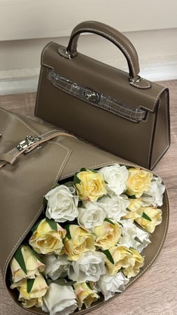 شنطة  بيج مع باقة ورد بيبي روز اصفر وسكري