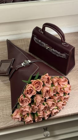 شنطة برغندي مع باقة ورد بيبي روز وردي