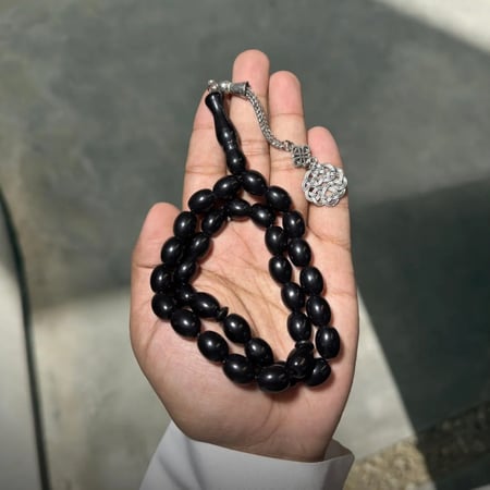 حجر بيضاوي اسود