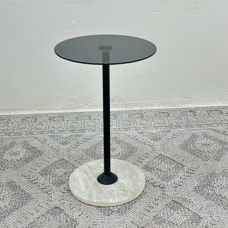 طاولة خدمة سطح زجاج . قاعدة بديل حجر. عمود حديد  لون اسود