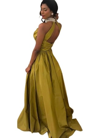 فستان سهرة فاخر مع تصميم مميز وفتحة جانبية