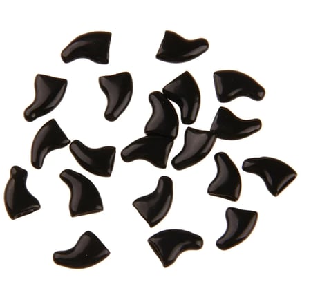 تلبيسة أظافر للقطط باللون الأسود