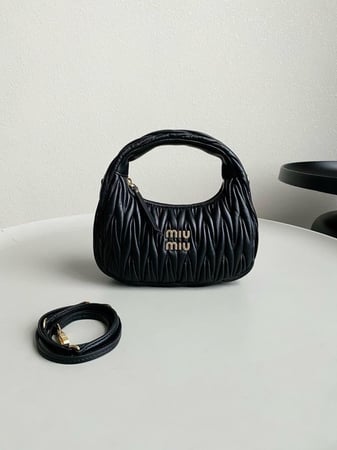 ميو ميو Wander Matelassé مقاس 20cm