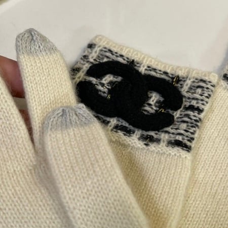 سكارف شانيل +كاب + قلفز 35*200