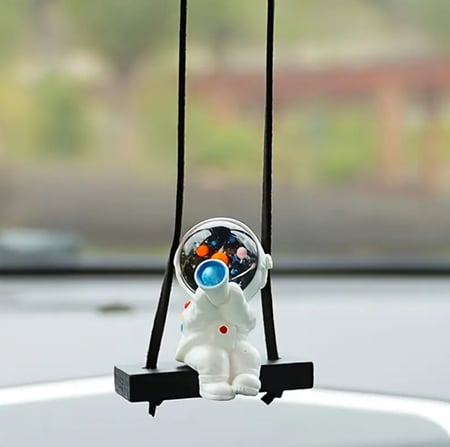 تعليقه رائد فضاء