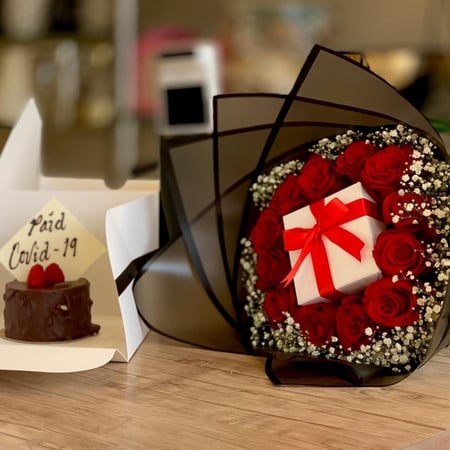 باقه ورد مرتب وانيق مع كرت إهداء