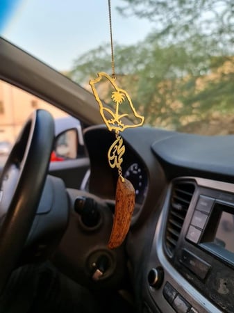 تعليقه اليوم الوطني بشكل شعار المملكة بالاسم