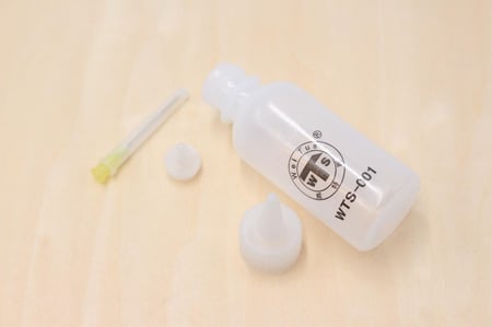 عبوه بلاستيك مع إبرة للرسم البارز